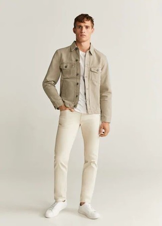 Come indossare e abbinare una giacca di jeans beige: Indossa una giacca di jeans beige e chino beige per un look trendy e alla mano. Aggiungi un tocco fantasioso indossando un paio di sneakers basse in pelle bianche.