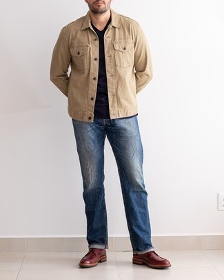 Quale t-shirt girocollo indossare con una giacca di jeans beige: Potresti combinare una giacca di jeans beige con una t-shirt girocollo per un look spensierato e alla moda. Un paio di scarpe derby in pelle bordeaux darà un tocco di forza e virilità a ogni completo.