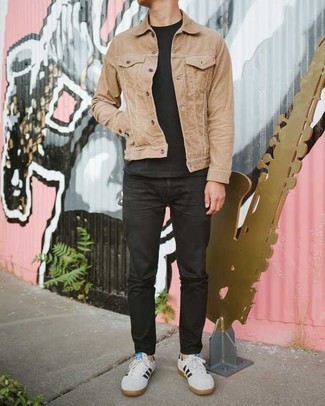 Come indossare e abbinare una giacca di jeans beige quando fa caldo in modo casual: Punta su una giacca di jeans beige e jeans neri per vestirti casual. Questo outfit si abbina perfettamente a un paio di sneakers basse di tela bianche e nere.