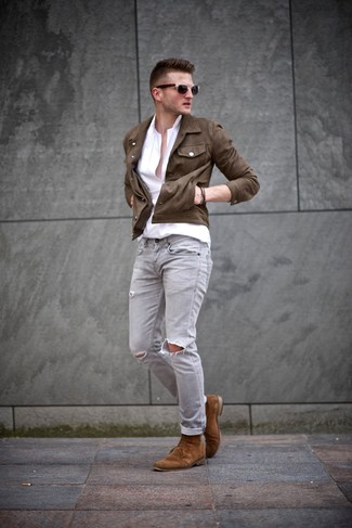 Look alla moda per uomo: Giacca di jeans marrone scuro, Camicia a maniche lunghe bianca, Jeans aderenti strappati grigi, Chukka in pelle scamosciata terracotta
