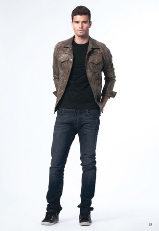 Look alla moda per uomo: Giacca di jeans marrone scuro, T-shirt girocollo nera, Jeans blu scuro, Sneakers basse in pelle nere