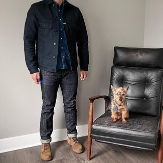 Come indossare e abbinare jeans con stivali casual per un uomo di 30 anni in modo smart-casual: Abbina una giacca di jeans nera con jeans per un look raffinato per il tempo libero. Sfodera il gusto per le calzature di lusso e prova con un paio di stivali casual.
