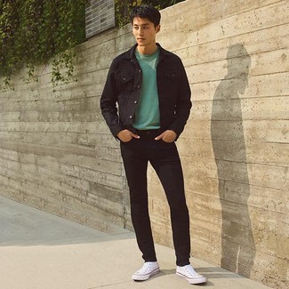 Come indossare e abbinare jeans neri con sneakers alte bianche: Punta su una giacca di jeans nera e jeans neri per un look raffinato per il tempo libero. Per un look più rilassato, calza un paio di sneakers alte bianche.
