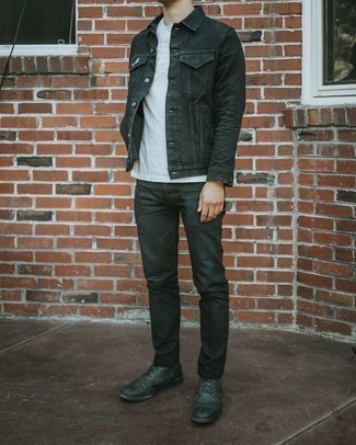 Quale jeans indossare con una giacca di jeans nera: Scegli un outfit composto da una giacca di jeans nera e jeans per affrontare con facilità la tua giornata. Mostra il tuo gusto per le calzature di alta classe con un paio di stivali casual in pelle neri.