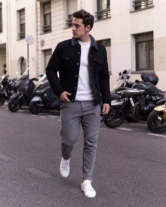 Quale giacca di jeans indossare con sneakers basse bianche per un uomo di 20 anni: Potresti abbinare una giacca di jeans con chino grigi per un outfit comodo ma studiato con cura. Per distinguerti dagli altri, scegli un paio di sneakers basse bianche.
