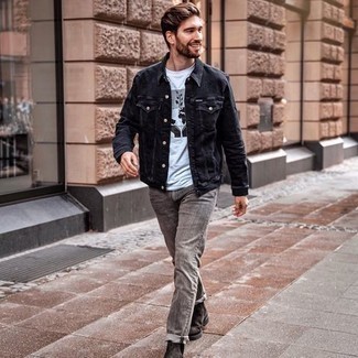 Come indossare e abbinare una giacca di jeans quando fa caldo in modo smart-casual: Mostra il tuo stile in una giacca di jeans con jeans grigi per affrontare con facilità la tua giornata. Stivali chelsea in pelle scamosciata marrone scuro daranno lucentezza a un look discreto.