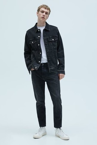Come indossare e abbinare jeans neri in modo casual: Potresti abbinare una giacca di jeans nera con jeans neri per un look spensierato e alla moda. Per distinguerti dagli altri, prova con un paio di sneakers alte di tela bianche.