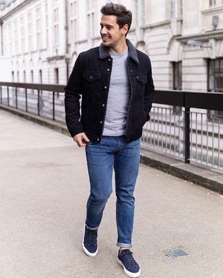 Quale giacca di jeans indossare con una t-shirt girocollo grigia: Potresti abbinare una giacca di jeans con una t-shirt girocollo grigia per un fantastico look da sfoggiare nel weekend. Sneakers basse in pelle scamosciata blu scuro sono una buona scelta per completare il look.