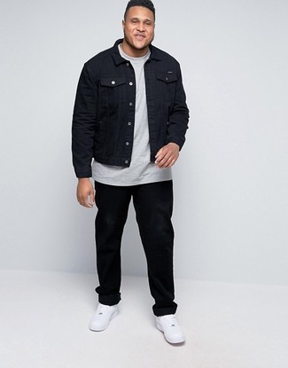 Look alla moda per uomo: Giacca di jeans nera, T-shirt girocollo grigia, Jeans neri, Sneakers basse bianche