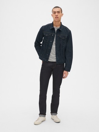 Come indossare e abbinare sneakers alte con jeans: Per un outfit quotidiano pieno di carattere e personalità, combina una giacca di jeans nera con jeans. Per un look più rilassato, scegli un paio di sneakers alte.