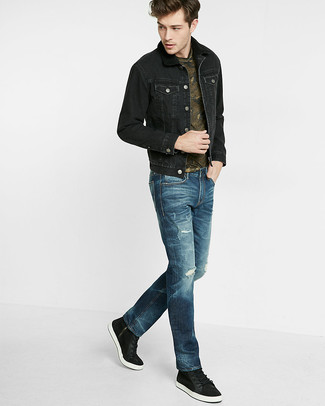 Come indossare e abbinare jeans blu scuro con sneakers basse nere per un uomo di 20 anni: Metti una giacca di jeans nera e jeans blu scuro per un look trendy e alla mano. Sneakers basse nere sono una buona scelta per completare il look.