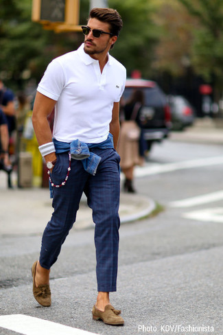 Quale mocassini eleganti indossare con chino blu in estate 2024: Coniuga una giacca di jeans blu con chino blu per un look semplice, da indossare ogni giorno. Prova con un paio di mocassini eleganti per mettere in mostra il tuo gusto per le scarpe di alta moda. Ecco una eccellente idea per creare uno splendido look estivo.