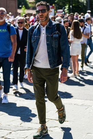 Come indossare e abbinare un zaino di tela per un uomo di 40 anni: Prova ad abbinare una giacca di jeans blu scuro con uno zaino di tela per un look perfetto per il weekend. Scarpe sportive verde scuro sono una validissima scelta per completare il look.