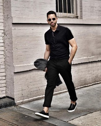 Look alla moda per uomo: Giacca di jeans grigio scuro, Polo nero, Chino neri, Sneakers senza lacci in pelle nere