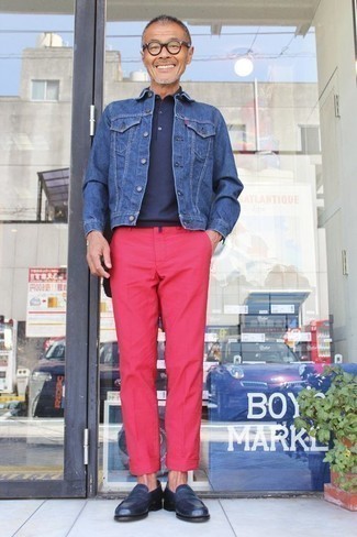 Come indossare e abbinare una giacca di jeans blu con chino rosa quando fa caldo: Coniuga una giacca di jeans blu con chino rosa per un look spensierato e alla moda. Scegli uno stile classico per le calzature e indossa un paio di mocassini eleganti in pelle blu scuro.