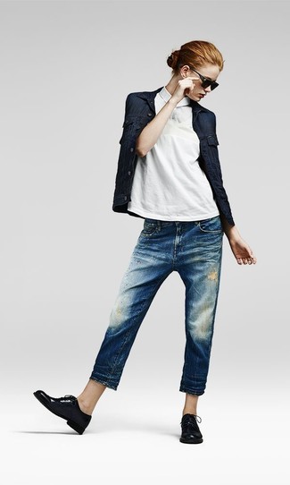Come indossare e abbinare jeans boyfriend strappati blu: Vestiti con una giacca di jeans blu scuro e jeans boyfriend strappati blu per un look facile da indossare. Scarpe oxford in pelle nere impreziosiranno all'istante anche il look più trasandato.