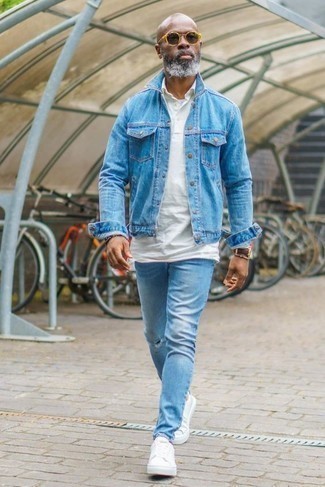 Come indossare e abbinare una giacca di jeans azzurra con sneakers basse bianche: Scegli una giacca di jeans azzurra e jeans strappati azzurri per una sensazione di semplicità e spensieratezza. Prova con un paio di sneakers basse bianche per mettere in mostra il tuo gusto per le scarpe di alta moda.