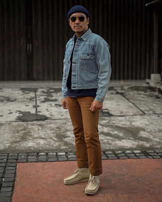 Quale jeans indossare con chukka marrone chiaro: Indossa una giacca di jeans azzurra e jeans per un look semplice, da indossare ogni giorno. Chukka marrone chiaro sono una gradevolissima scelta per completare il look.