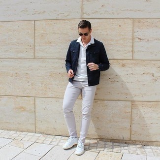 Come indossare e abbinare una giacca di jeans blu con sneakers basse in pelle bianche e nere: Metti una giacca di jeans blu e jeans beige per affrontare con facilità la tua giornata. Sneakers basse in pelle bianche e nere sono una gradevolissima scelta per completare il look.