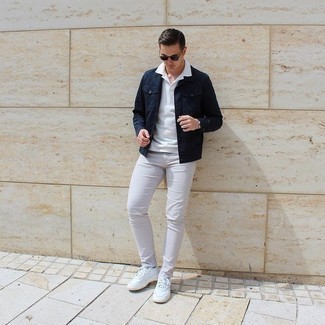 Quale giacca di jeans indossare con jeans bianchi per un uomo di 30 anni in modo casual: Scegli una giacca di jeans e jeans bianchi per un pranzo domenicale con gli amici. Sneakers basse in pelle bianche sono una eccellente scelta per completare il look.