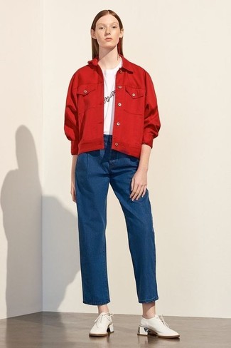 Come indossare e abbinare stringate in modo smart-casual: Abbina una giacca di jeans rossa con pantaloni larghi di jeans blu per un look raffinato per il tempo libero. Indossa un paio di stringate per mettere in mostra il tuo gusto per le scarpe di alta moda.