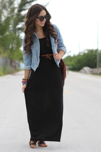 Come indossare e abbinare sandali piatti in pelle neri per una donna di 30 anni: Per un outfit della massima comodità, vestiti con una giacca di jeans azzurra. Sandali piatti in pelle neri sono una buona scelta per completare il look.