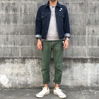 Trend da uomo 2021: Metti una giacca di jeans blu scuro e chino verde oliva per un look trendy e alla mano. Sneakers basse di tela bianche daranno una nuova dimensione a un look altrimenti classico.