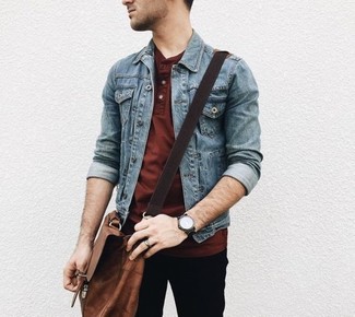 Come indossare e abbinare una borsa a tracolla marrone per un uomo di 20 anni: Abbina una giacca di jeans blu con una borsa a tracolla marrone per un look comfy-casual.