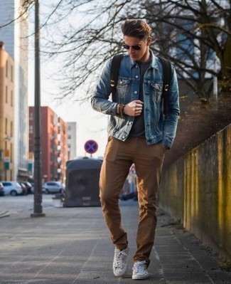Quale sneakers basse indossare con una giacca di jeans blu in estate 2024: Opta per una giacca di jeans blu e chino marroni per un look raffinato per il tempo libero. Mettiti un paio di sneakers basse per avere un aspetto più rilassato. Ecco una magnifica scelta per creare uno stupendo outfit estivo.