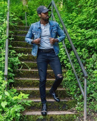 Quale giacca di jeans indossare con jeans aderenti blu scuro in modo rilassato: Potresti indossare una giacca di jeans e jeans aderenti blu scuro per una sensazione di semplicità e spensieratezza. Scegli un paio di stivali casual in pelle neri come calzature per dare un tocco classico al completo.