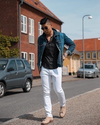 Look alla moda per uomo: Giacca di jeans blu scuro, Serafino grigio scuro, Jeans bianchi, Mocassini con nappine in pelle scamosciata beige