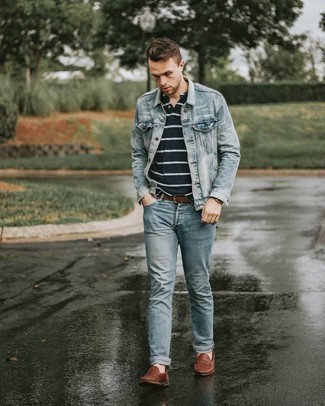 Quale jeans indossare con una giacca di jeans azzurra per un uomo di 30 anni in modo smart-casual: Indossa una giacca di jeans azzurra e jeans per un outfit comodo ma studiato con cura. Sfodera il gusto per le calzature di lusso e indossa un paio di mocassini eleganti in pelle marroni.