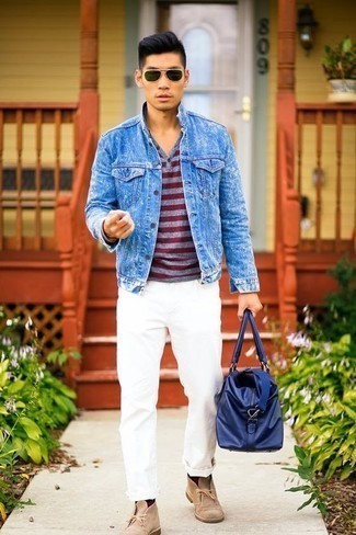Quale chukka indossare con una giacca di jeans blu per un uomo di 20 anni quando fa caldo: Sfrutta gli abiti più adatti al tempo libero con questa combinazione di una giacca di jeans blu e chino bianchi. Chukka sono una valida scelta per completare il look.