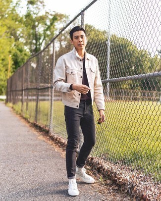 Quale giacca di jeans indossare con sneakers alte bianche e nere quando fa caldo in modo casual: Mostra il tuo stile in una giacca di jeans con jeans grigio scuro per un look raffinato per il tempo libero. Per un look più rilassato, scegli un paio di sneakers alte bianche e nere.