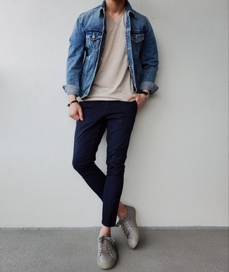 Quale giacca di jeans indossare con sneakers basse grigie quando fa caldo: Prova ad abbinare una giacca di jeans con chino blu scuro per un look spensierato e alla moda. Scegli un paio di sneakers basse grigie per un tocco più rilassato.