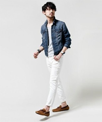 Quale giacca di jeans indossare con mocassini driving marroni: Scegli un outfit composto da una giacca di jeans e jeans bianchi per vestirti casual. Mocassini driving marroni sono una eccellente scelta per completare il look.