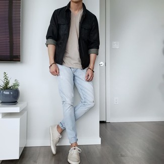 Look alla moda per uomo: Giacca di jeans nera, T-shirt con scollo a v beige, Jeans strappati azzurri, Sneakers basse di tela grigie