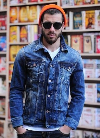 Look alla moda per uomo: Giacca di jeans blu, T-shirt con scollo a v bianca, Jeans blu scuro, Berretto arancione