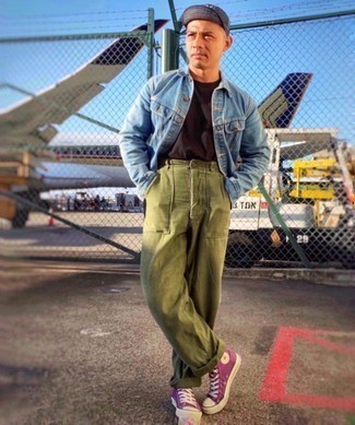 Look alla moda per uomo: Giacca di jeans azzurra, T-shirt girocollo marrone scuro, Chino verde oliva, Sneakers alte di tela viola melanzana