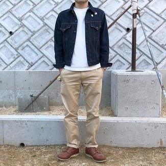 Trend da uomo 2021: Combina una giacca di jeans blu scuro con chino beige per un look spensierato e alla moda. Scegli un paio di stivali casual in pelle marroni come calzature per un tocco virile.