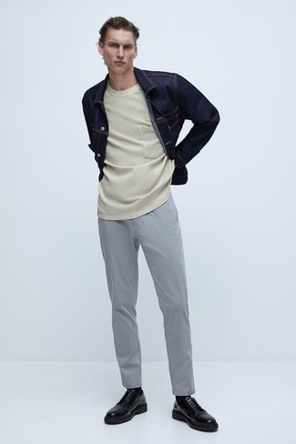 Moda uomo anni 30 in modo smart-casual: Prova a combinare una giacca di jeans blu scuro con chino grigi per un fantastico look da sfoggiare nel weekend. Scegli uno stile classico per le calzature e indossa un paio di scarpe derby in pelle nere.