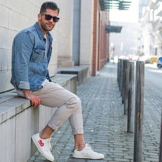 Quale giacca di jeans indossare con sneakers basse bianche e blu scuro quando fa caldo: Coniuga una giacca di jeans con chino beige per un look semplice, da indossare ogni giorno. Mettiti un paio di sneakers basse bianche e blu scuro per un tocco più rilassato.