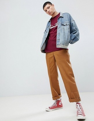 Come indossare e abbinare chino terracotta per un uomo di 20 anni: Scegli un outfit composto da una giacca di jeans azzurra e chino terracotta per un fantastico look da sfoggiare nel weekend. Per un look più rilassato, indossa un paio di sneakers alte di tela rosse.