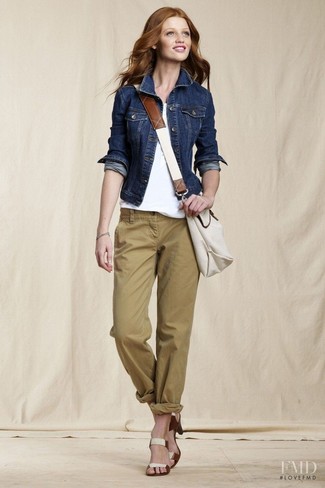 Look alla moda per donna: Giacca di jeans blu scuro, T-shirt girocollo bianca, Chino verde oliva, Sandali con tacco di tela beige