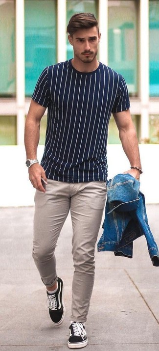 Come indossare e abbinare un bracciale marrone scuro per un uomo di 20 anni: Indossa una giacca di jeans blu con un bracciale marrone scuro per un look comfy-casual. Opta per un paio di sneakers basse di tela nere per un tocco virile.