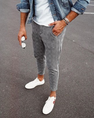 Look alla moda per uomo: Giacca di jeans blu, T-shirt girocollo bianca, Chino scozzesi grigi, Sneakers basse bianche