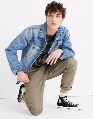 Come indossare e abbinare sneakers alte nere con una giacca di jeans blu per un uomo di 20 anni: Potresti abbinare una giacca di jeans blu con chino marroni per un look semplice, da indossare ogni giorno. Opta per un paio di sneakers alte nere per avere un aspetto più rilassato.