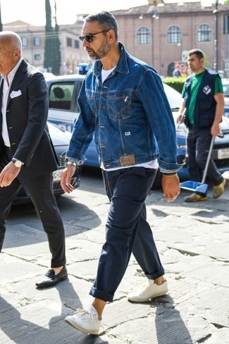 Come indossare e abbinare una giacca di jeans blu scuro per un uomo di 40 anni quando fa caldo: Vestiti con una giacca di jeans blu scuro e chino blu scuro per un look raffinato per il tempo libero. Per un look più rilassato, calza un paio di sneakers basse bianche.