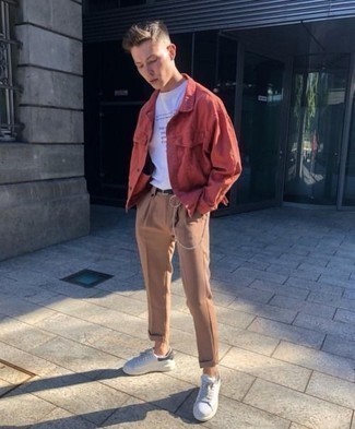 Look alla moda per uomo: Giacca di jeans rossa, T-shirt girocollo stampata bianca e nera, Chino marrone chiaro, Sneakers basse in pelle bianche e nere
