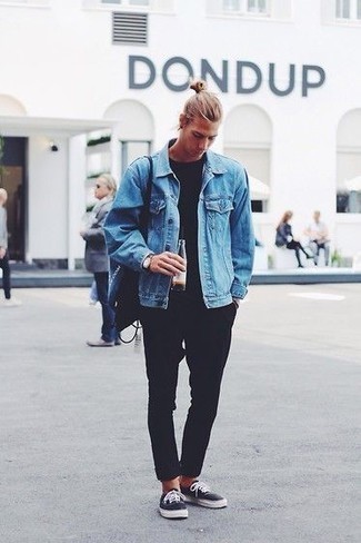 Come indossare e abbinare una borsa shopping di tela nera: Prova ad abbinare una giacca di jeans azzurra con una borsa shopping di tela nera per una sensazione di semplicità e spensieratezza. Indossa un paio di sneakers basse di tela nere e bianche per dare un tocco classico al completo.